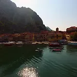 By The River 招待所