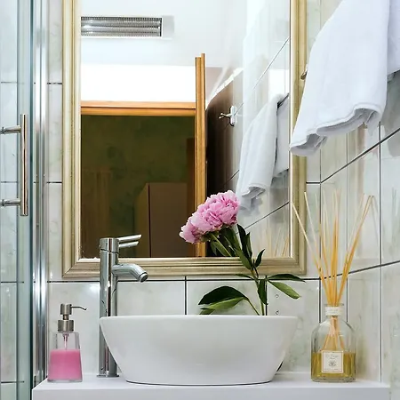 By The River בית הארחה אומיס