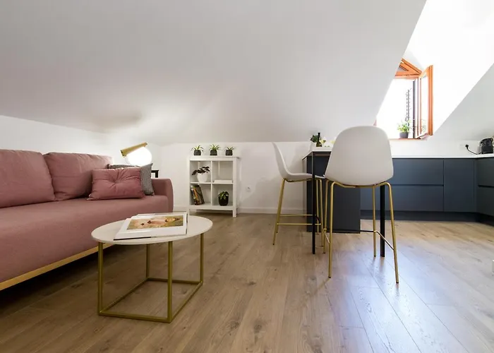 By The River בית הארחה אומיס