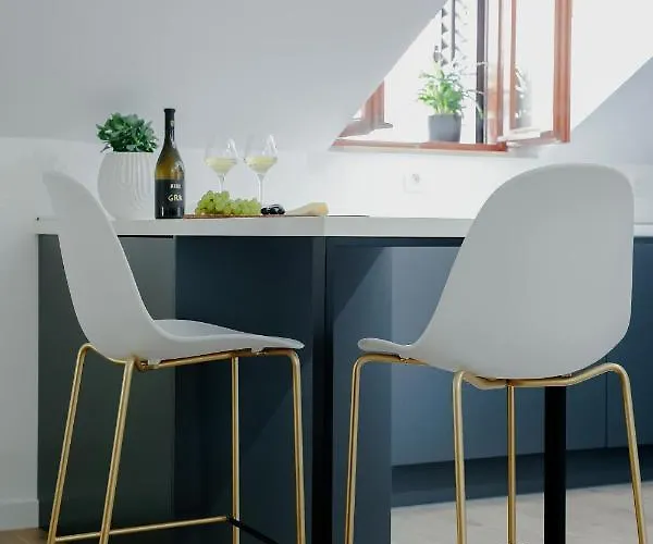 By The River בית הארחה 3*