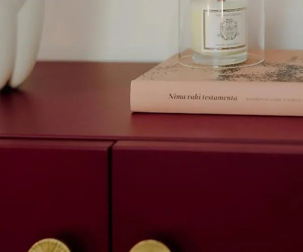 בית הארחה By The River אומיס