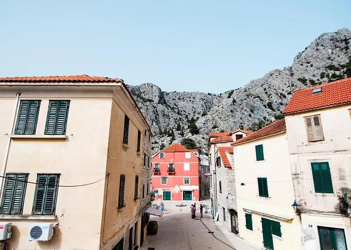 By The River בית הארחה