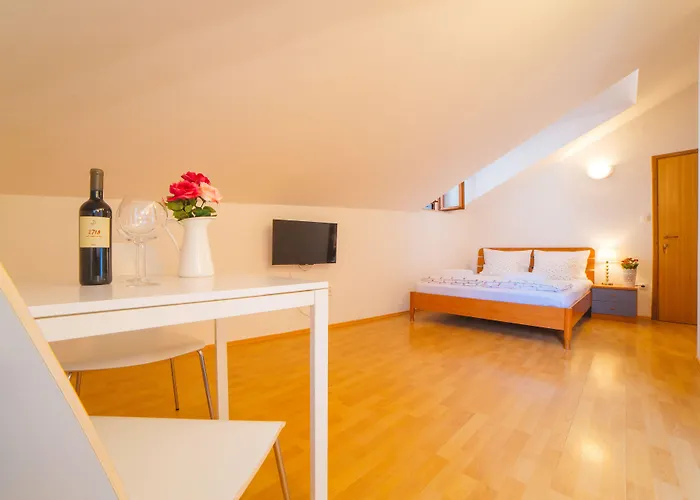 בית הארחה By The River אומיס