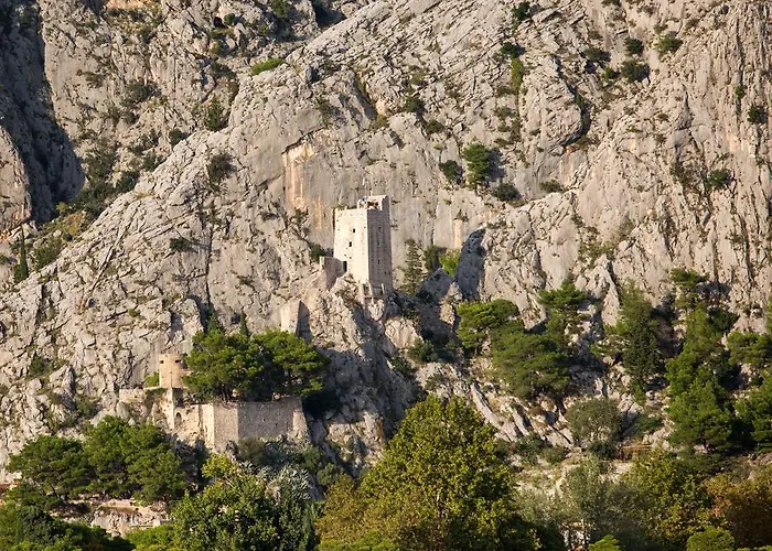 By The River בית הארחה 3*