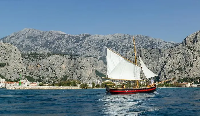 By The River אומיס