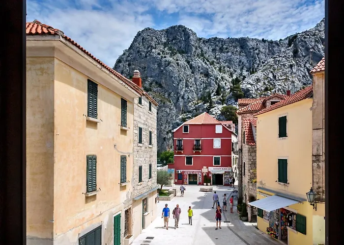 By The River אומיס